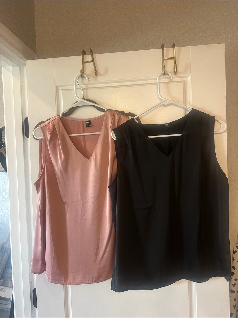 SHEIN Sleeveless V-Neck Blouse - Dusty Rose & Black